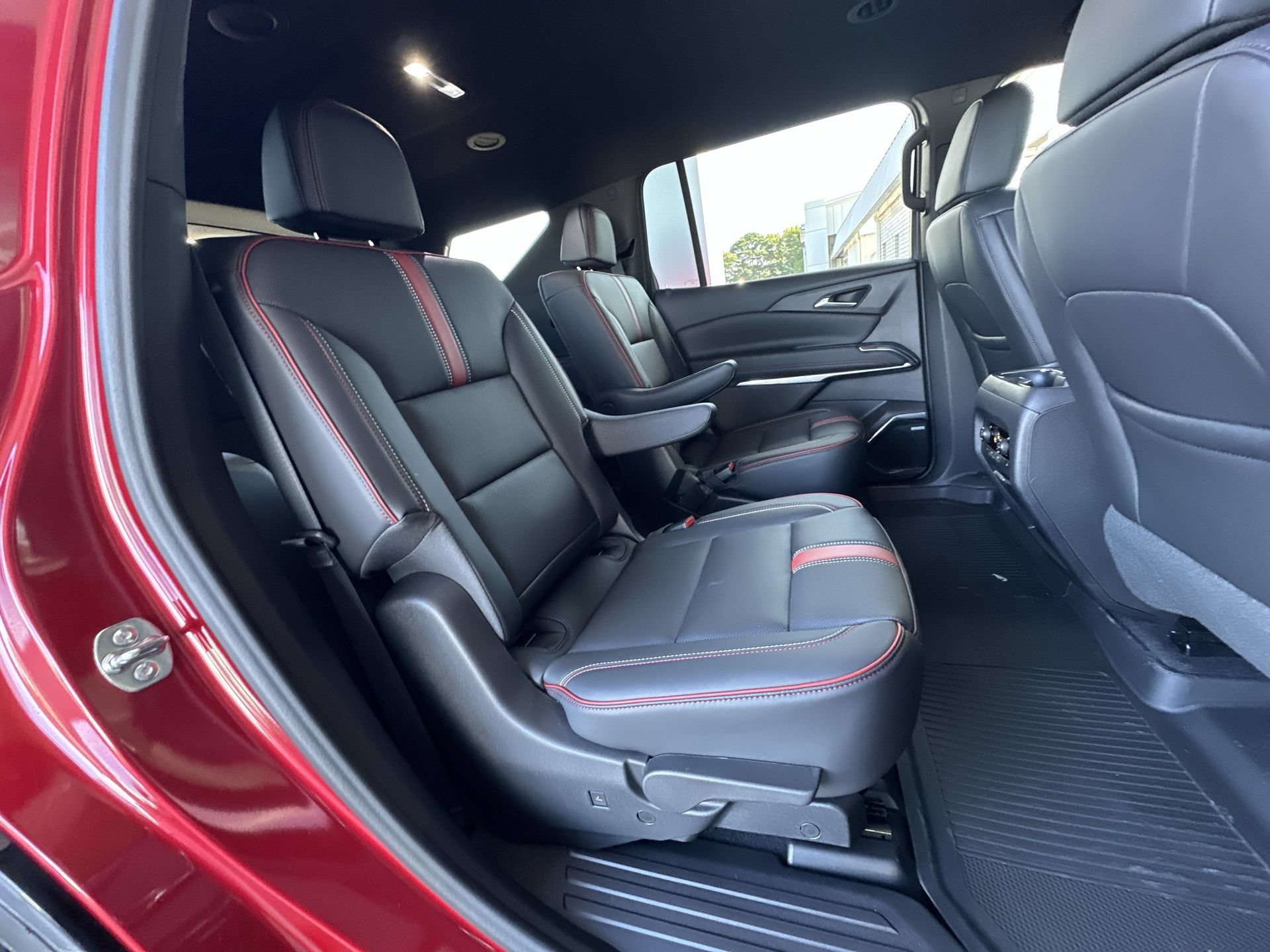 New 2027 Chevrolet Traverse RS w/ LPO, Floor Liner Package FWD image 27