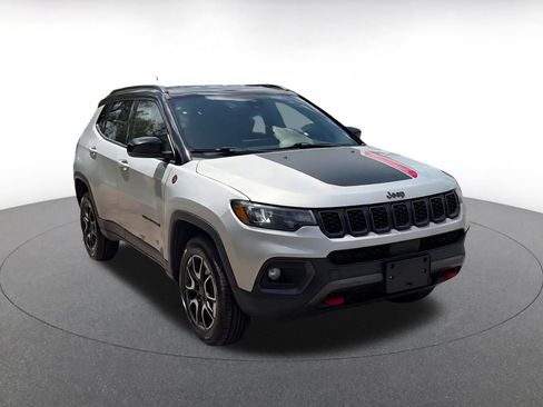 Used 2025 Jeep Compass Trailhawk AWD/4WD image 2