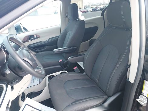 Used 2023 Chrysler Voyager LX image 17