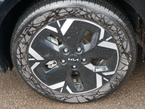 Certified 2024 Kia Niro Wave w/ Wave Preserve Package image 15