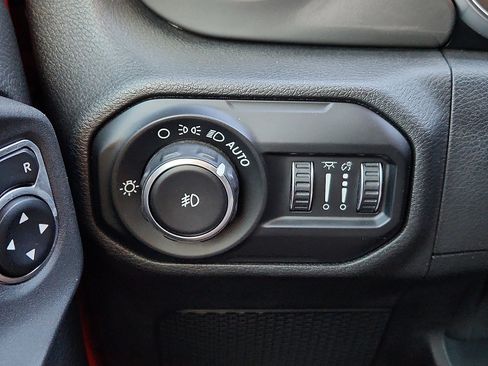 Used 2020 Jeep Wrangler Unlimited Sahara image 15