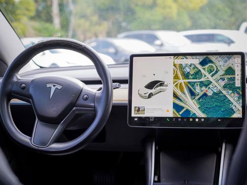 Used 2020 Tesla Model 3 Standard Range Plus RWD image 9