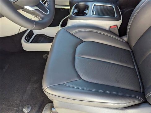 Used 2023 Chrysler Pacifica Touring-L image 4