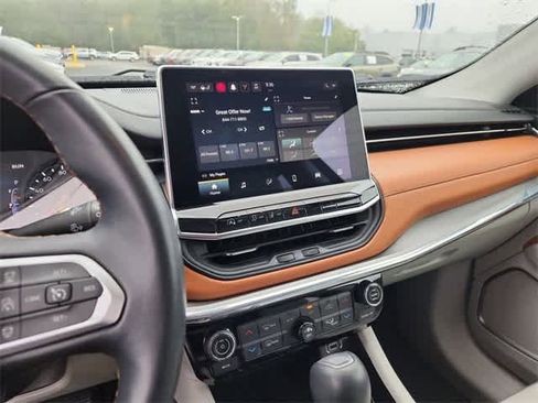 Used 2022 Jeep Compass Limited image 23