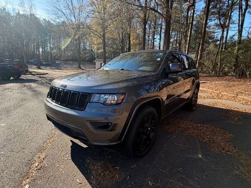Used 2020 Jeep Grand Cherokee Altitude image 2