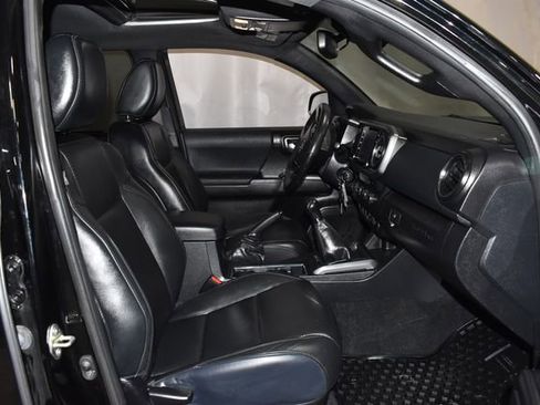 Used 2020 Toyota Tacoma TRD Sport image 32