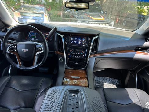 Used 2017 Cadillac Escalade Luxury AWD/4WD image 10