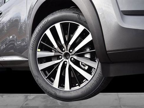 New 2025 Nissan Pathfinder Platinum image 3