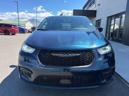 Used 2022 Chrysler Pacifica Touring-L w/ Uconnect Theater Family Group FWD image 2