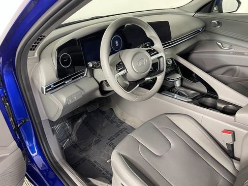 Certified 2025 Hyundai Elantra SEL image 3