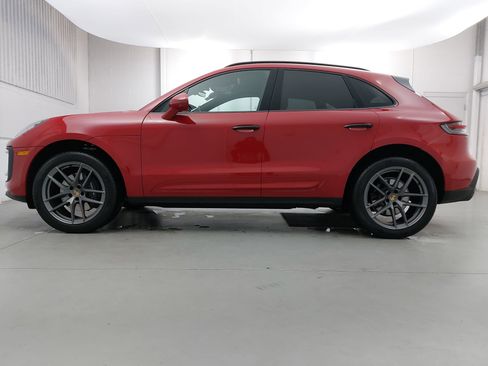 Used 2025 Porsche Macan image 2