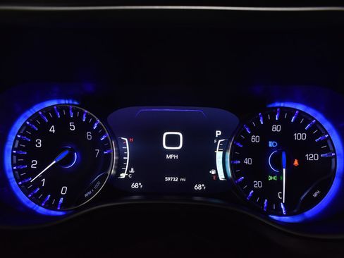Certified 2024 Chrysler Pacifica Touring-L FWD image 9