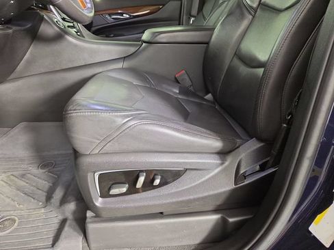Used 2019 Cadillac Escalade Luxury AWD/4WD image 32