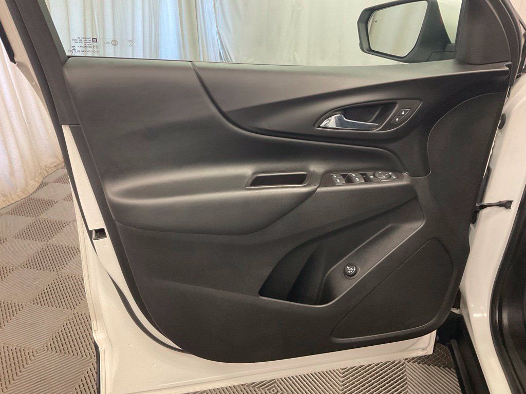 Used 2018 Chevrolet Equinox LT AWD/4WD image 16