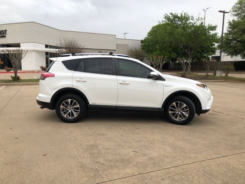 Used 2017 Toyota RAV4 XLE image 4