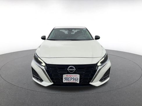 Used 2025 Nissan Altima 2.5 SV FWD image 2