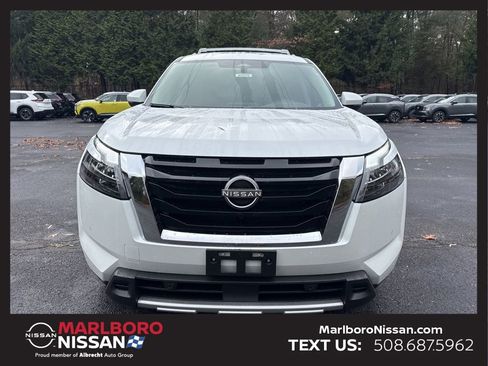 New 2025 Nissan Pathfinder SL image 2