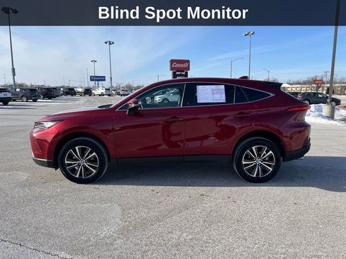 Used 2023 Toyota Venza LE image 2