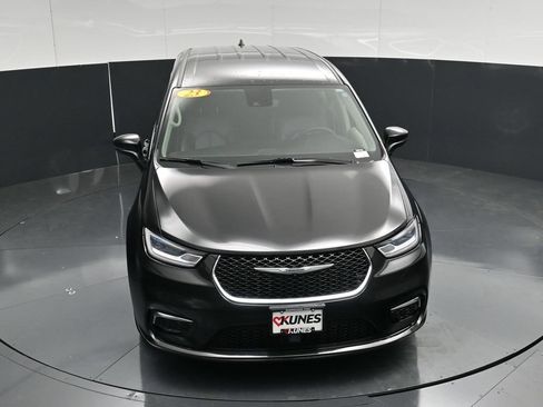 Used 2023 Chrysler Pacifica Touring-L FWD image 49