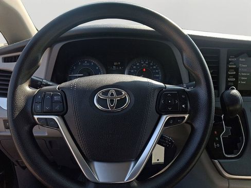 Used 2020 Toyota Sienna L image 17
