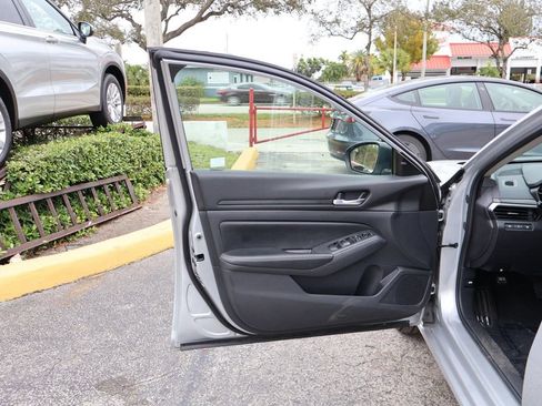 Used 2024 Nissan Altima 2.5 SV image 19