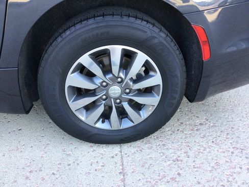 Used 2020 Chrysler Pacifica Touring-L Plus FWD image 5