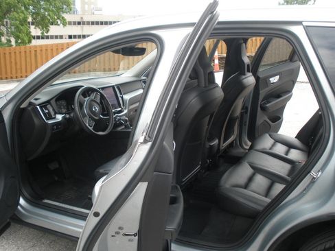 Used 2018 Volvo XC60 T5 Momentum AWD/4WD image 24