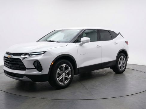 Used 2025 Chevrolet Blazer LT FWD image 3