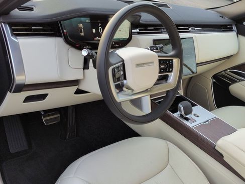 New 2026 Land Rover Range Rover SE image 9