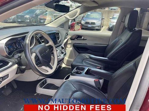 Used 2017 Chrysler Pacifica Limited FWD image 2