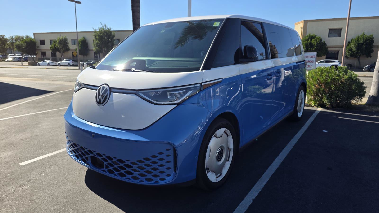 Used 2025 Volkswagen ID. Buzz 1st Edition RWD image 2