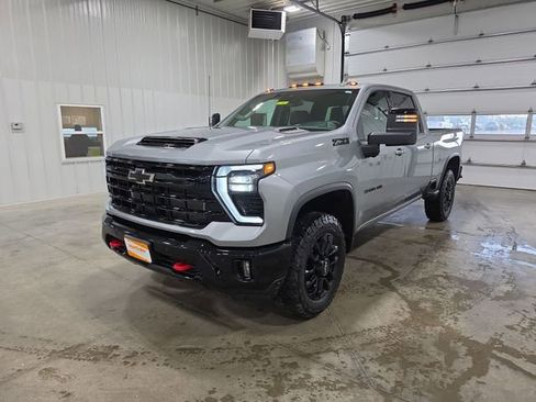 Used 2025 Chevrolet Silverado 3500 LTZ AWD/4WD image 4