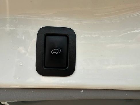 Used 2018 Toyota Highlander Limited Platinum AWD/4WD image 6