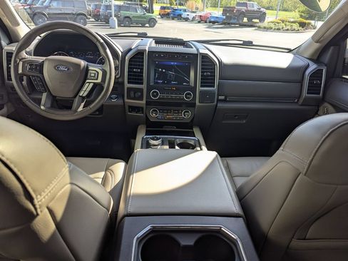 Used 2020 Ford Expedition XLT w/ Equipment Group 202A AWD/4WD image 23