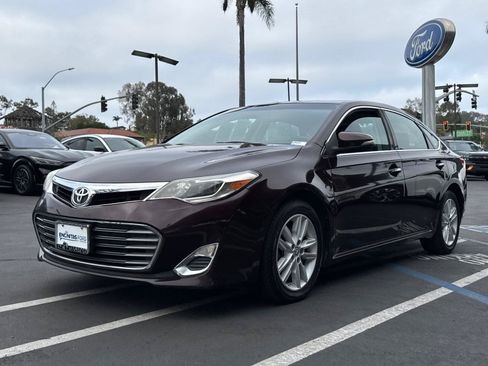 Used 2015 Toyota Avalon XLE Premium w/ Preferred Accessory Package FWD image 4