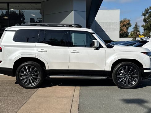 Used 2024 Lexus GX 550 image 3