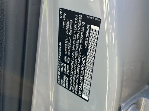 Certified 2025 Porsche Macan AWD/4WD image 32