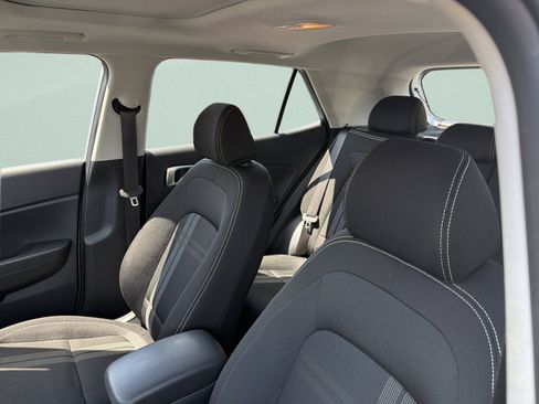 Used 2025 Hyundai Venue SEL FWD image 9