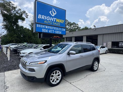 Used 2018 Jeep Cherokee Latitude w/ Cold Weather Group FWD image 1