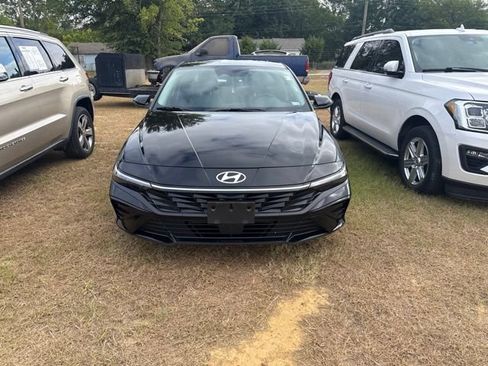 Used 2025 Hyundai Elantra Limited w/ Cargo Package FWD image 2