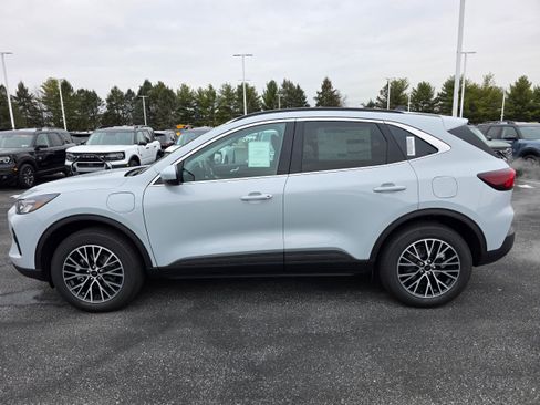 New 2026 Ford Escape SE w/ Class II Trailer Tow Package image 2