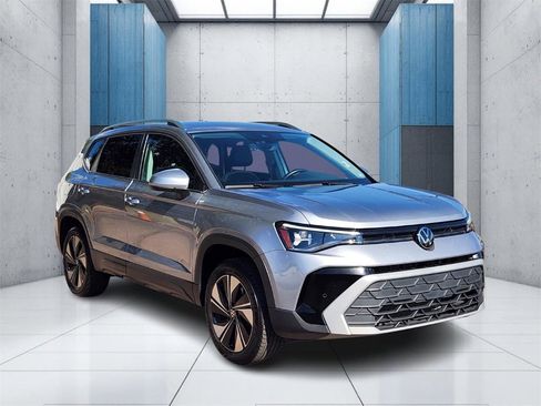 Used 2025 Volkswagen Taos SE image 1