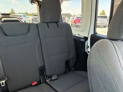 Used 2025 Jeep Wrangler Unlimited Sahara AWD/4WD image 36
