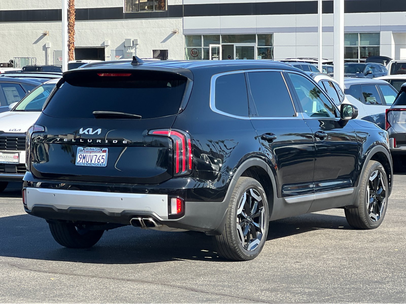 Used 2024 Kia Telluride EX w/ EX Captain's Chair Package FWD image 3