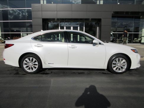 Used 2013 Lexus ES 300h w/ Luxury Pkg FWD image 11