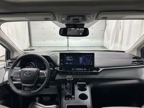 Used 2025 Toyota Sienna XLE image 43