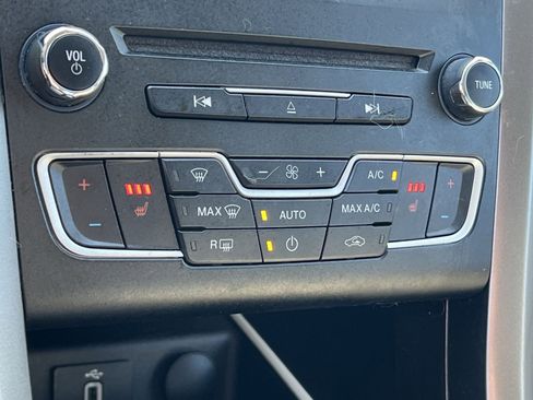 Used 2017 Ford Fusion SE w/ Fusion SE Technology Package image 20