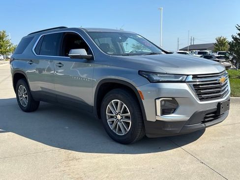 Used 2023 Chevrolet Traverse LT w/ Rear Camera Mirror Package AWD/4WD image 4