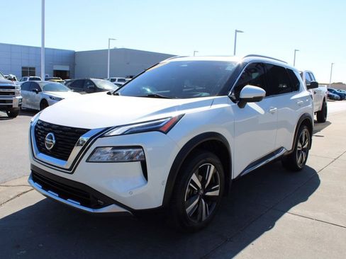 Used 2021 Nissan Rogue Platinum image 3