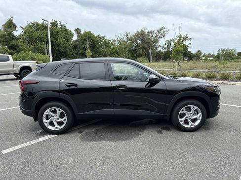 Used 2026 Chevrolet Trax LS w/ LS Convenience Package FWD image 2